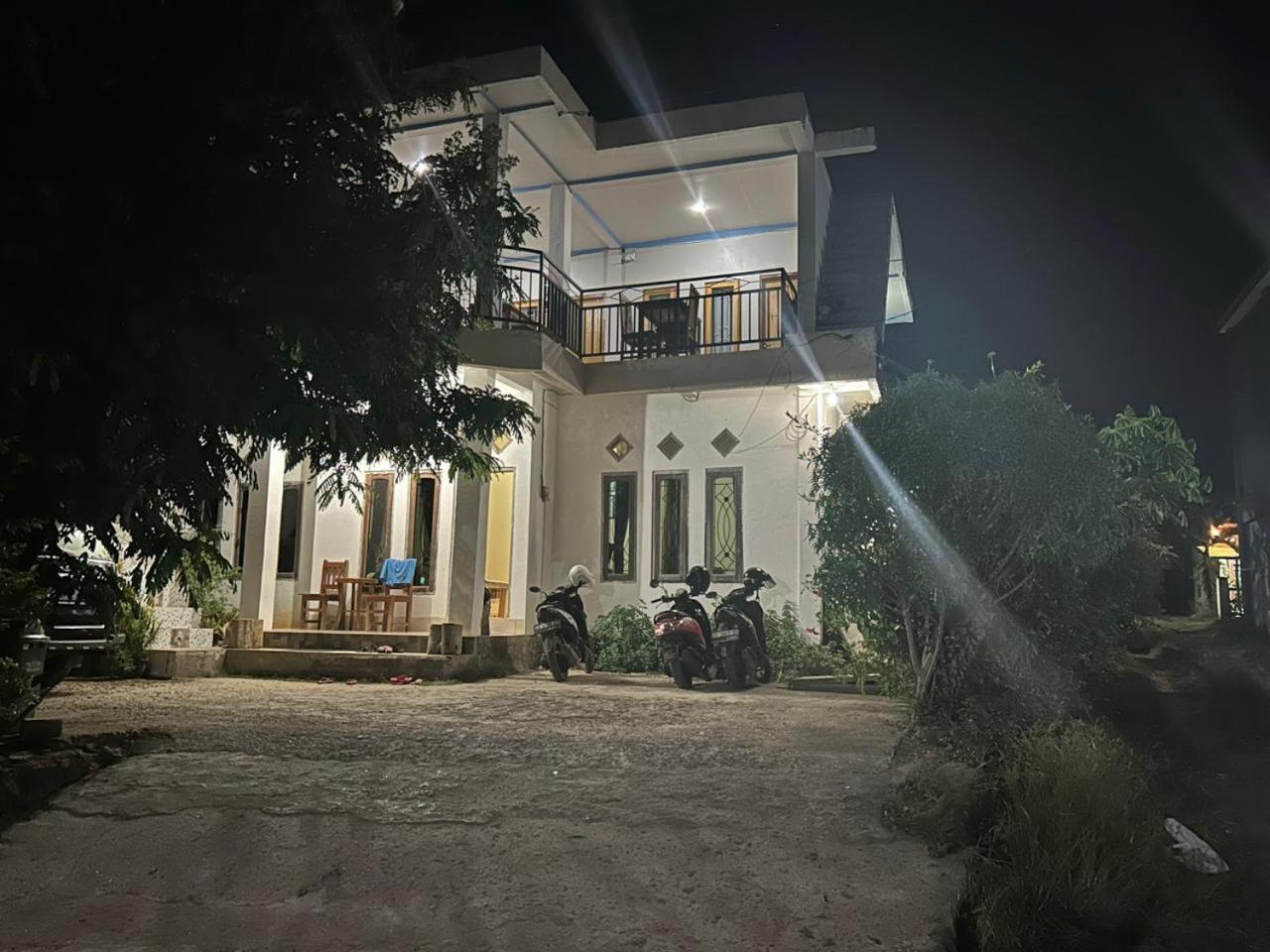 Four-G Home Stay & Komodo Tour Лабуан-Баджо Екстер'єр фото