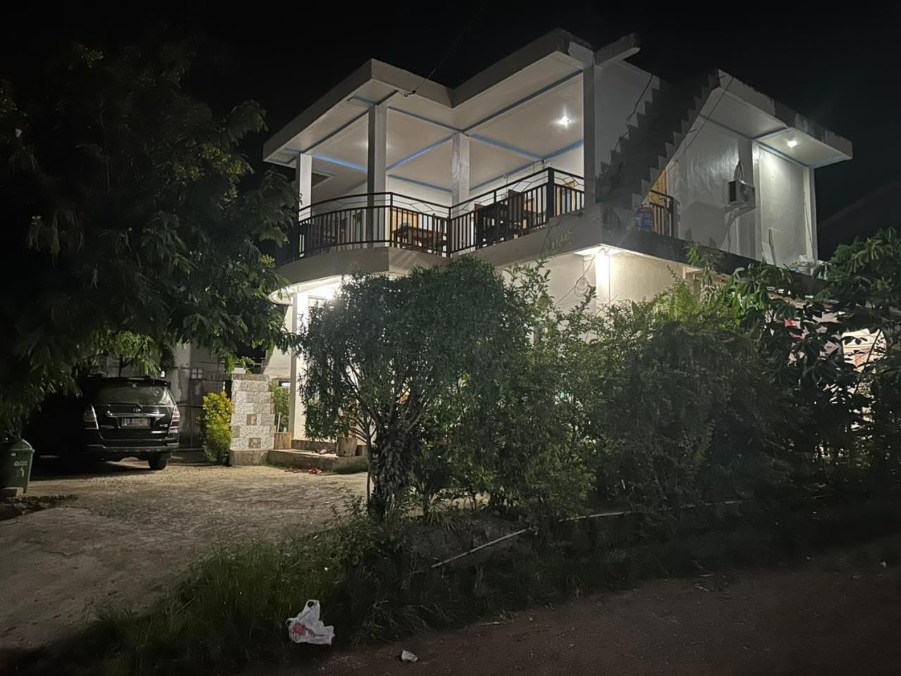 Four-G Home Stay & Komodo Tour Лабуан-Баджо Екстер'єр фото